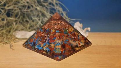 Orgonite 7 chakras pyramide et pierres chips avec pointe en cristal de Roche