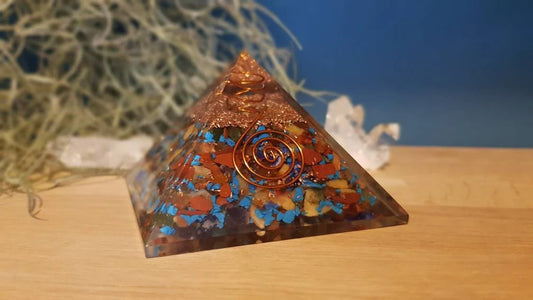 Orgonite 7 chakras pyramide et pierres chips avec pointe en cristal de Roche