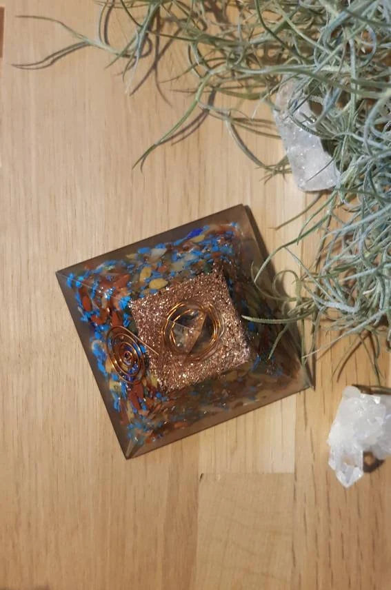 Orgonite 7 chakras pyramide et pierres chips avec pointe en cristal de Roche